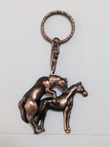 秘宝館 可動式 キーホルダー 馬 ブロンズ ジョークグッズ いたずら 珍品 ギフト エロジョーク ネタアイテム 競馬 必勝祈願 大穴 必中祈願