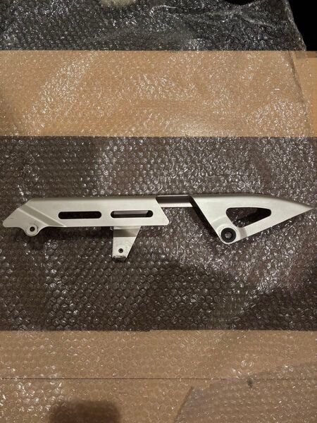 早い者勝ち ゼファーχ、ゼファー用純正チェーンカバー チェーンカバー カワサキ