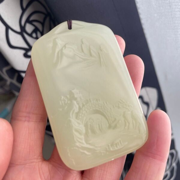 高品質超油潤 和田玉 若羌黄口料 × 両面彫刻 中国山水画ペンダント ネックレス