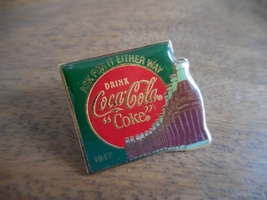 フランス☆古いピンズ 【DRINK Coca-Cola &#34;Coke&#34; 1985 】ピンバッジ ピンズ PINS コカコーラ　コーク