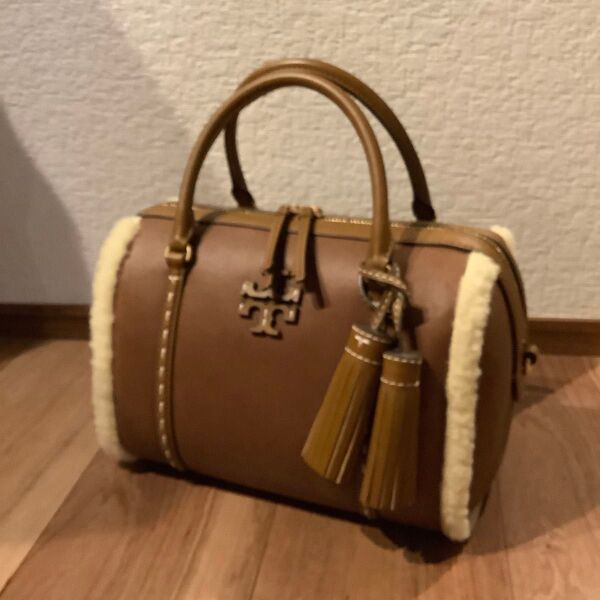 新品 トリーバーチ バッグ ボストンバッグ ムートン ショルダーバッグ