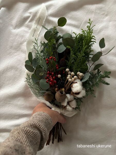 綿花と野バラの実を針葉樹と束ねた冬に飾る クリスマス スワッグ ドライフラワー