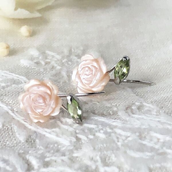 k14WG 薔薇 バラ ローズ ピンク シェル ペリドット ピアス