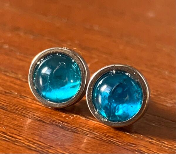 宝石質ネオンブルーアパタイトAA++カボションピアス ハンドメイド