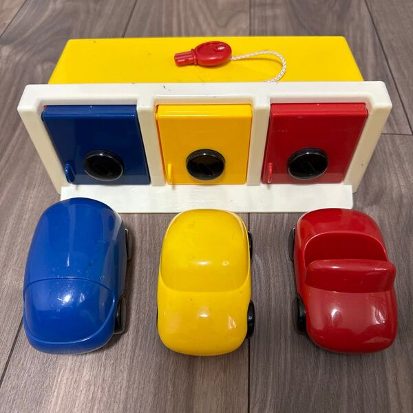 ボーネルンド ロックアップガレージ 車 おもちゃ 知育玩具 キートイ 鍵おもちゃ アンビトーイ
