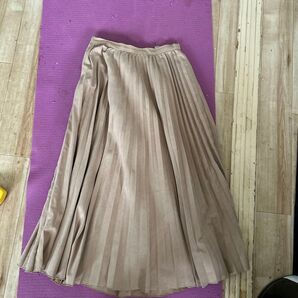 3can4onのベージュのプリーツスカート