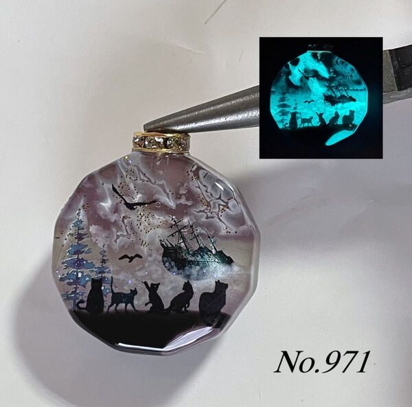 レジン/嵐の難破船と子猫達 蓄光 オルゴナイトネックレス