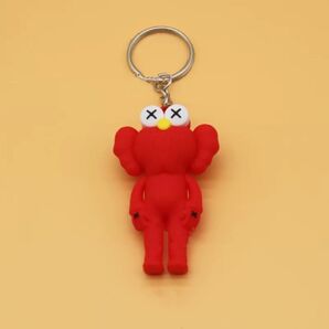 【新品・未開封】カウズkaws セサミストリート キーホルダー レッド