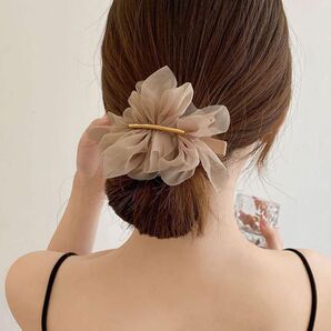 シフォンバレッタ ベージュ ヘアアレンジ まとめ髪 お呼ばれ 結婚式 パーティー ヘアアクセサリー ヘアアクセ フラワー