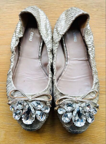 miumiu ビジュー シャンパンゴールドパイソンフラットパンプス ミュウミュウ
