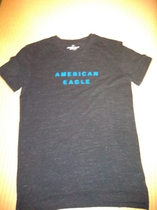 新品未使用品　☆　AMERICAN EAGLE OUTFITTERS　☆　アメリカンイーグルアウトフィッターズ　☆　Tシャツ☆ダークグレー☆　Sサイズ