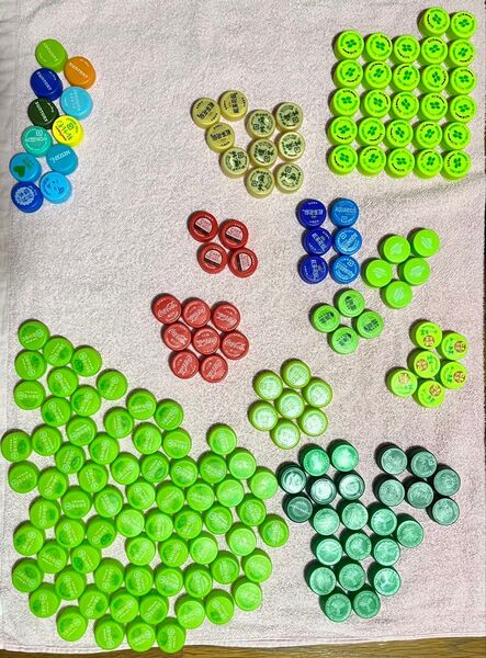180個ペットボトルキャップ 主に緑 黄緑のキャップ