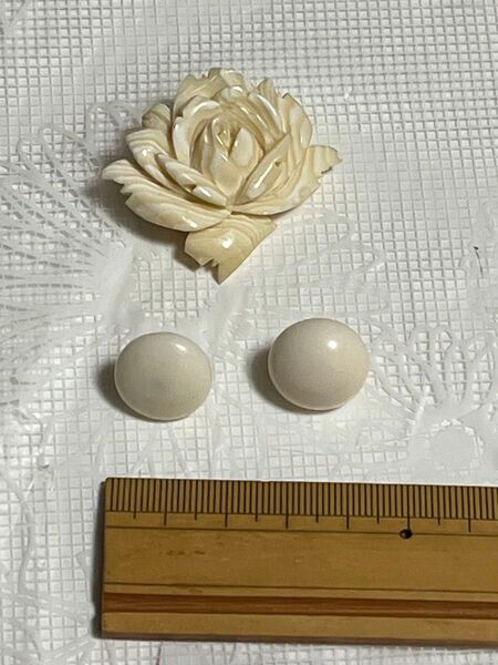 天然白珊瑚ピアスと骨董薔薇ブローチ