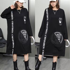 長袖ワンピース エンボス加工英字柄 ひざ丈 ブラック 体型カバー 大きいサイズ