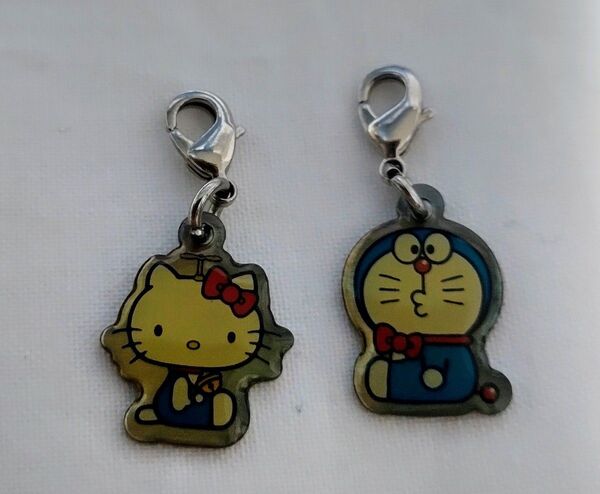 ドラえもん、ハローキティ コラボファスナーチャーム 限定品