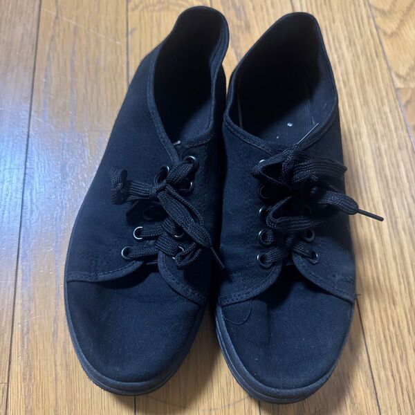 黒スニーカー