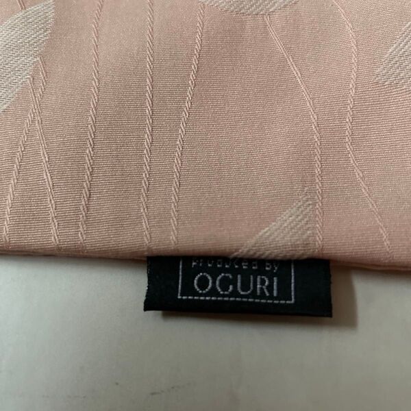 《激安セール》★ 《新品未使用》【OGURI】クッションカバー2枚セット(薄サーモンピンクに模様)