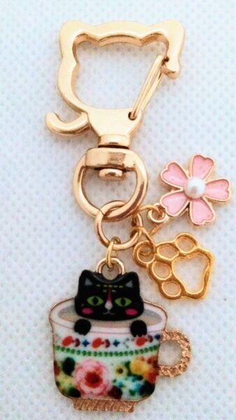 パール付きピンクのお花と肉球と花柄のティータイムする黒い猫キーホルダー