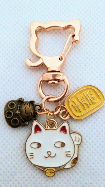 肉球と小さな招き猫とちょっとおちゃめな福を招く猫キーホルダー