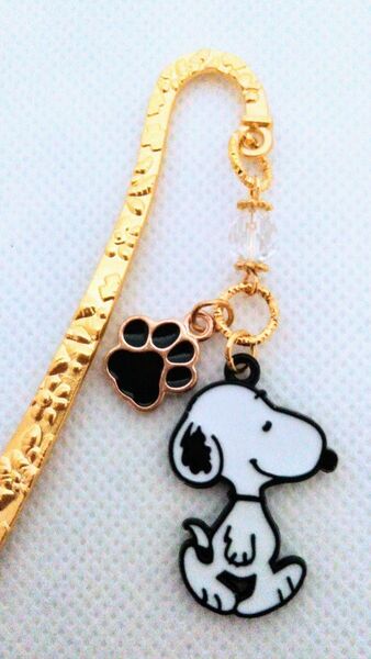 黒色の肉球と白と黒の垂れ耳の犬ブックマーカー