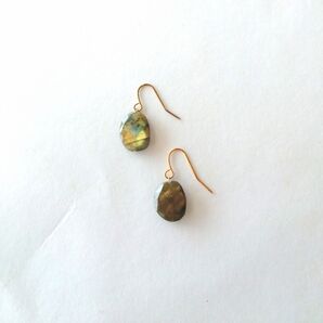 ピアス ハンドメイド 天然石 グレー ラブラドライト シンプル 大粒 ナチュラル シック フックピアス