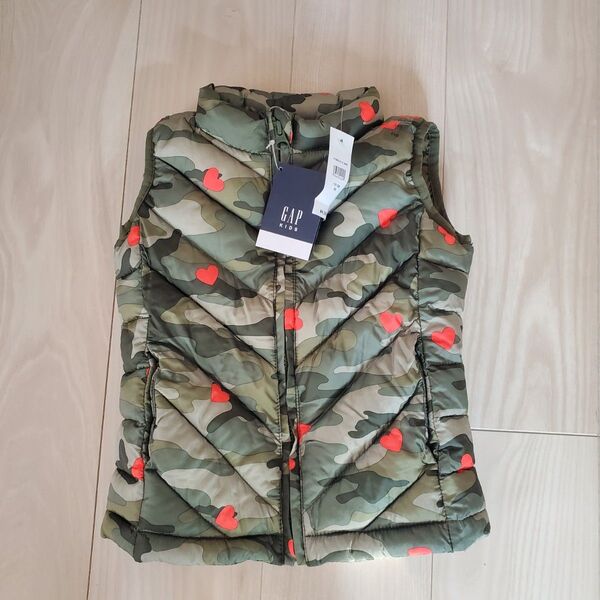 新品 未使用 GAP GAPKIDS 迷彩柄 110 XS ダウンベスト 子供服 カーキ ミリタリー 男の子 女の子