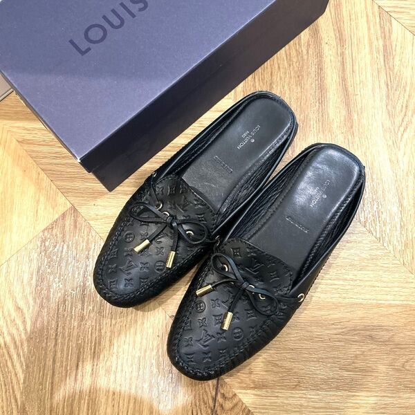 Louis Vuitton 黒 モノグラムエンボスレザー ミュール 38.5 タッセルローファー