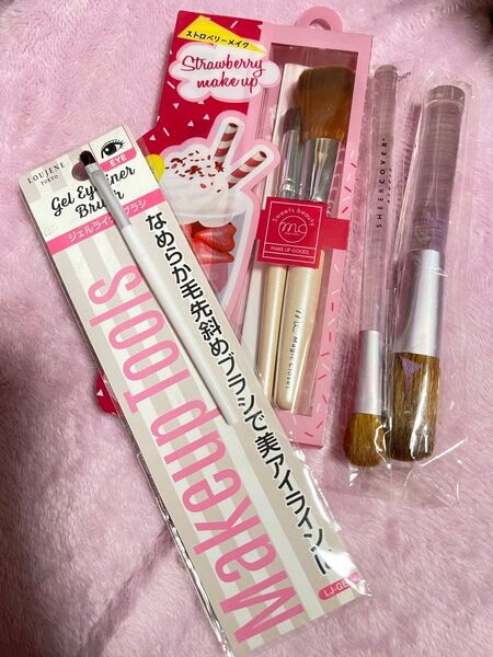 新品未使用 ストロベリーメイクブラシ等 まとめ売り 他オマケ付き