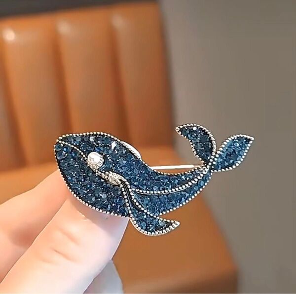 ブローチ 鯨モチーフ ブルーラインストーン キラキラ クジラ