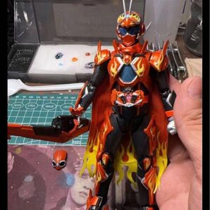 shf規格カスタム品 ファイヤーガッチャードデイブレイク(マント、マフラー、武器、手型付き)