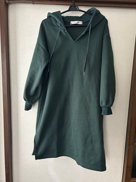 ダークグリーン フード付き Vネックパーカー Mサイズ ゆったり 裏起毛
