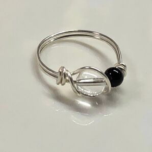 水晶とオニキスのワイヤーリング◇サイズオーダー◇指輪◇天然石