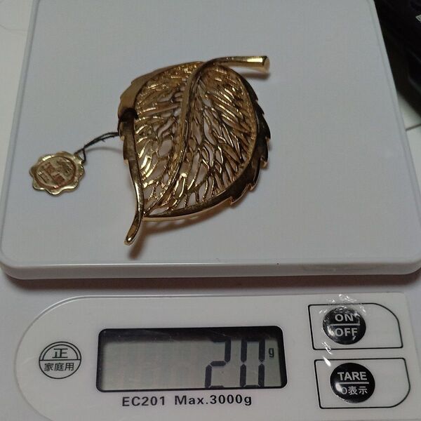 MADE IN ENGLANDイギリス製ゴールドカラーブローチ、 ヴィンテージ アクセサリー アンティーク。オークション商品。