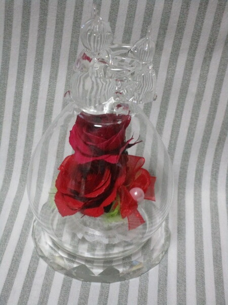 ※「クマの親子のガラス細工付き赤い薔薇のボトルフラワー台座付～高さ１４ｃｍ」～箱付き