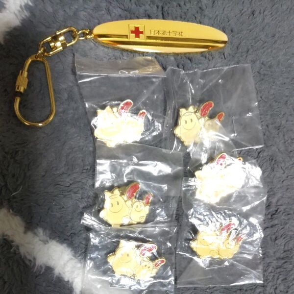 赤い羽根共同募金ピンズ