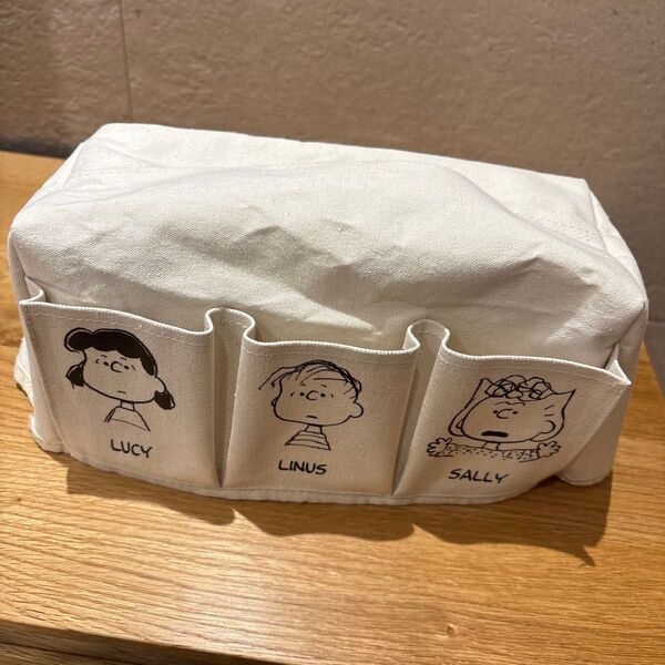 スヌーピー のテッシュケースです。ポケットが付いていて収納にも便利です。