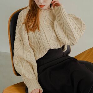 ヒナリ ケーブル編みボリュームニット ナチュラル