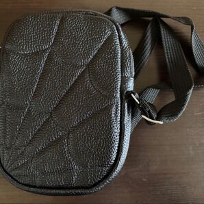 スパイダーウェーブ ショルダーポーチバッグ ブラック カウレザー(牛革)