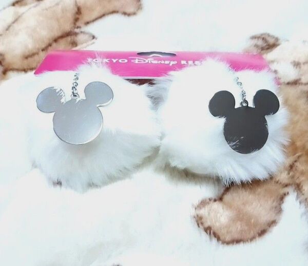 【未使用】東京ディズニーリゾート ミッキーシェイププレート付ファーポンポン イヤリング(ネジ式)