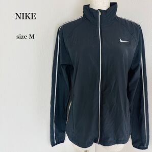《良品》ナイキ NIKE レディース ランニングウェア ウインドブレーカー フルジップ 黒 ブラック プリントロゴ トレーニング