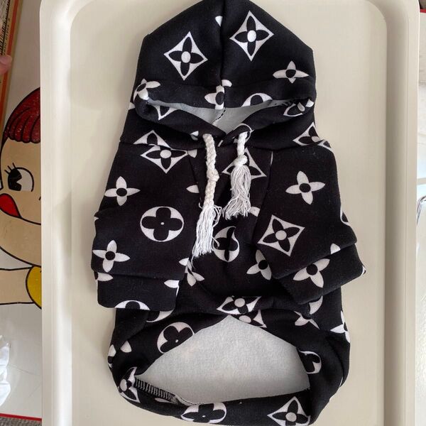大人気 モノグラム パーカー Sサイズ 犬 服 ペットウェア 寒さ対策 オシャレ 裏起毛