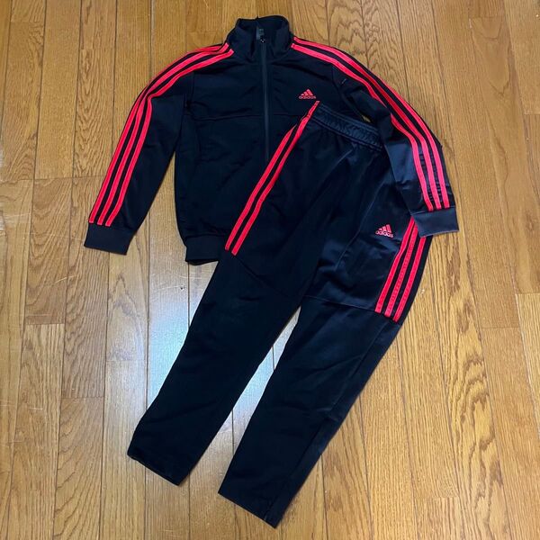 adidasデザインジャージ上下セット130cmこれからの時期に。クーポンで更にお安くご利用下さい。