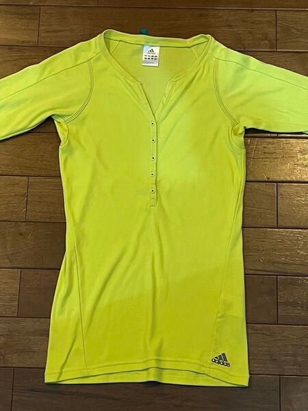adidas ライムグリーン ショッキングイエローVネック トップス M
