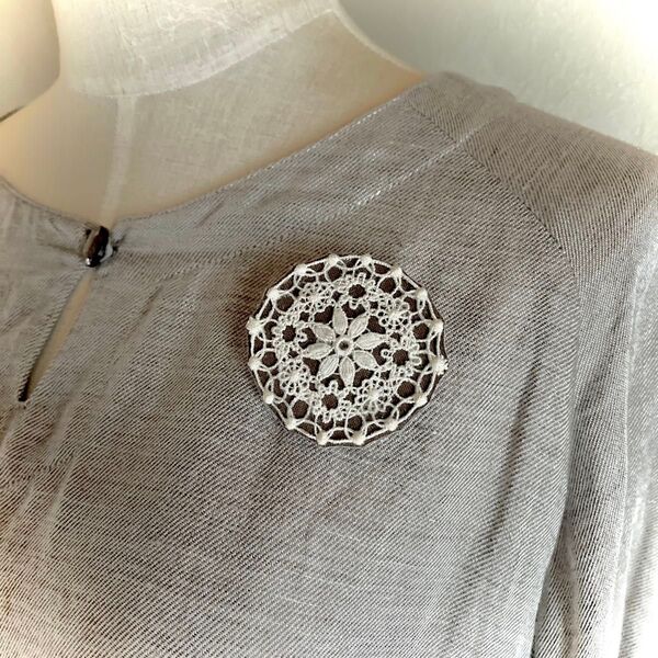 ハンドメイド。綺麗な刺繍レースの上品ブローチ。大人の茶。