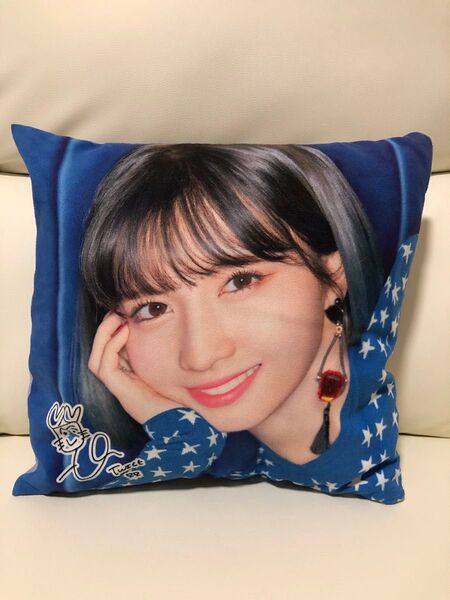 美品 TWICE MOMO クッション 可愛い