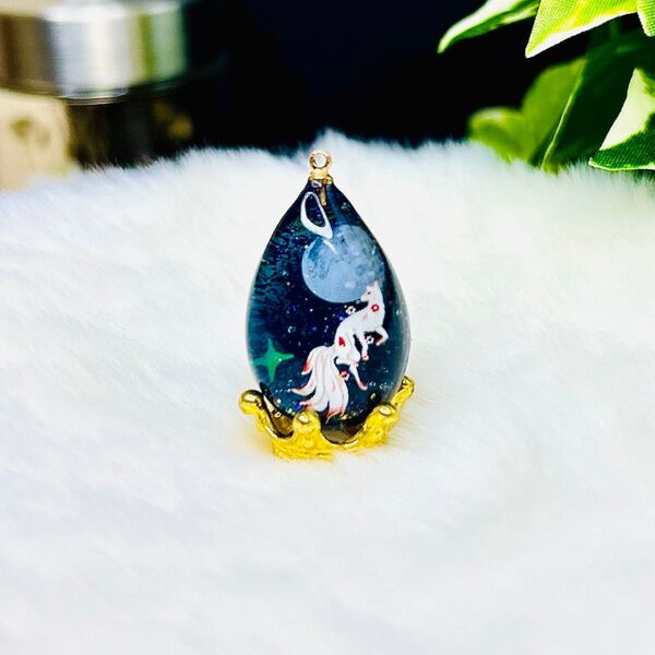 九尾と美しい満月の夜 ハンドメイドアクセサリー レジンアクセサリー ペンダント キーホルダー