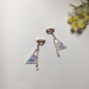 三角煌めくイヤリング　ピアス　ホワイト