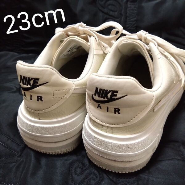 【作業用に!】WMNS AIR FORCE 1 PLT.AF.ORM "FOSSIL" DJ9946-200 ベージュ 23cm