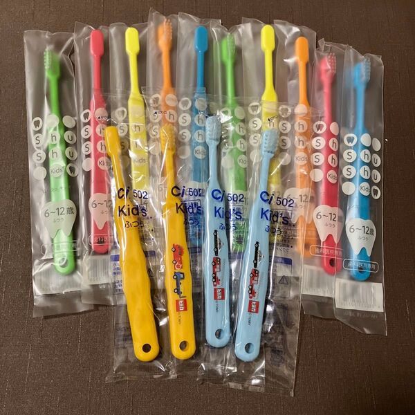 Ci502 キッズ歯ブラシ トミカ柄4本(ふつう)・Shu Shu Kids 歯科医院専用歯ブラシ10本(ふつう)