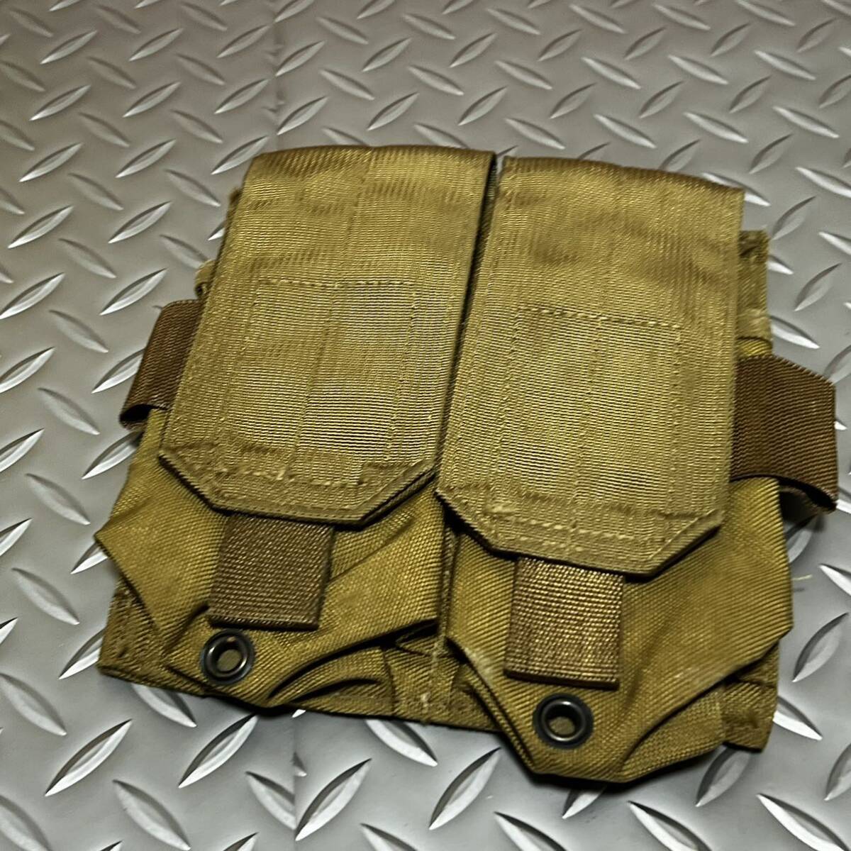 米海軍放出品 実物 LBT-9010B M4 M16 ダブル マガジンポーチ コヨーテブラウン SEAL 特殊部隊 沖縄 (INV M#35)